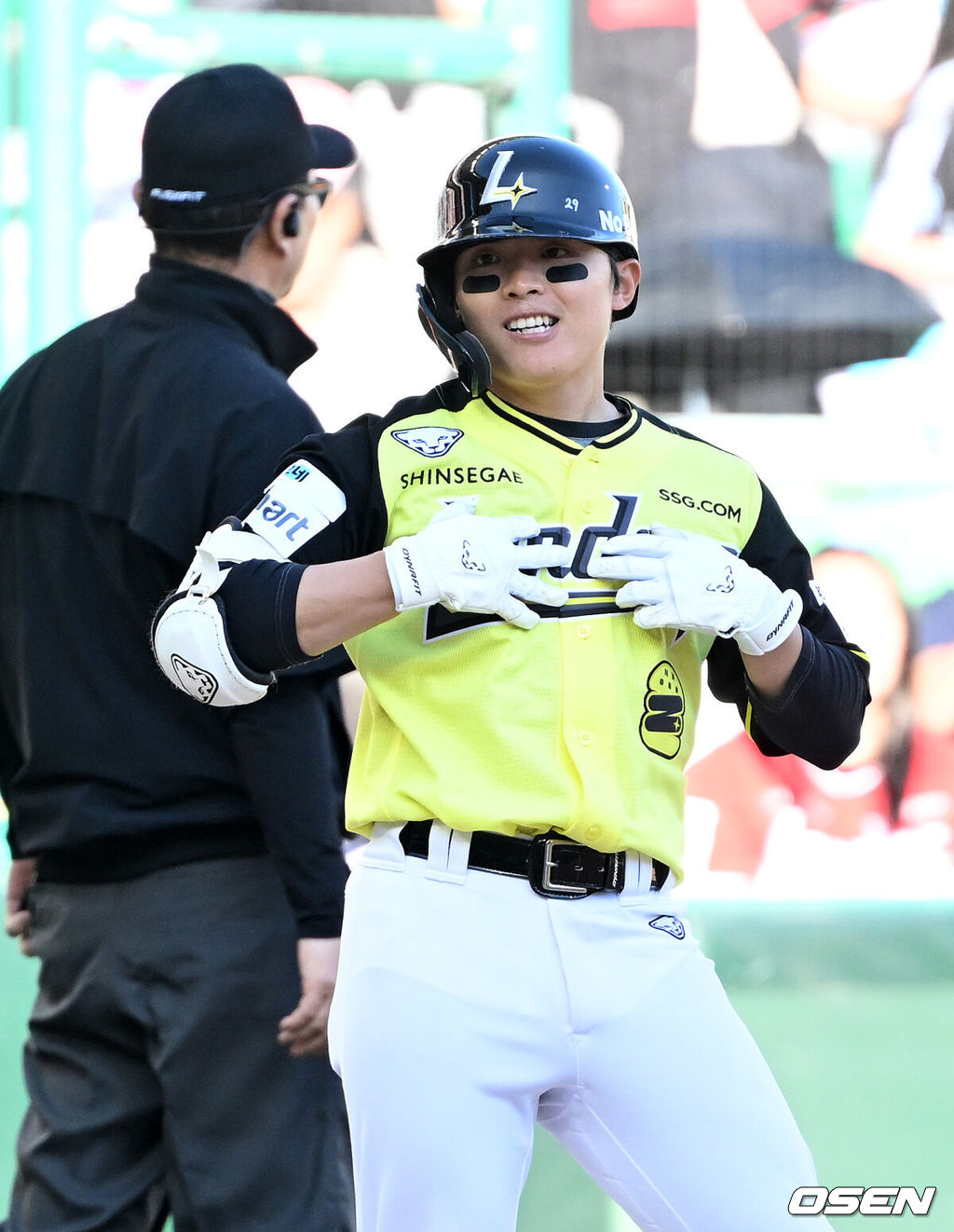 5일 인천 SSG랜더스필드에서 2026 신한 SOL KBO리그 SSG 랜더스와 NC 다이노스의 경기가 열렸다.이날 SSG은 최민준, 두산 NC는 신영우를 선발로 내세웠다.9회말 2사 3루에서 SSG 정준재가 적시타를 치고 환호하고 있다. 2026.05.05 /sunday@osen.co.kr