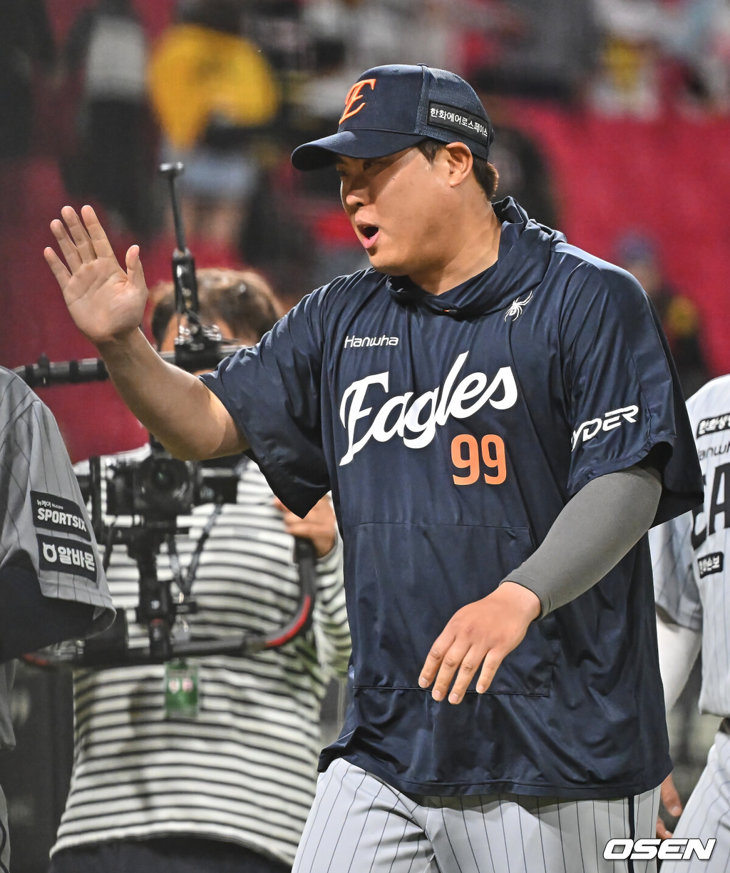 6일 광주-기아 챔피언스필드에서 2026 신한 SOL KBO 리그 KIA 타이거즈와 한화 이글스의 경기가 열렸다.홈팀 KIA는 올러가, 방문팀 한화는 류현진이 선발 출전했다.한화 이글스 류현진이 KIA 타이거즈에 7-2로 승리한 후 활짝 웃으며 하이파이브를 하고 있다. 2026.05.06 / foto0307@osen.co.kr