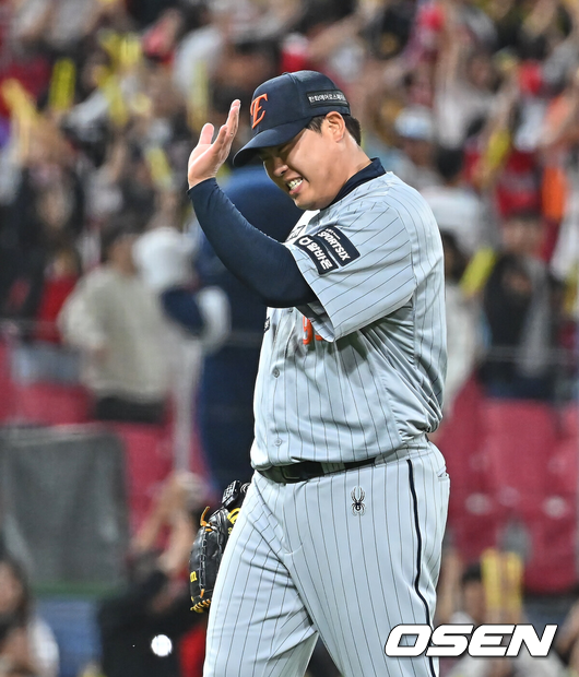 [OSEN=광주, 이석우 기자] 6일 광주-기아 챔피언스필드에서 2026 신한 SOL KBO 리그 KIA 타이거즈와 한화 이글스의 경기가 열렸다.홈팀 KIA는 올러가, 방문팀 한화는 류현진이 선발 출전했다.한화 이글스 류현진이 6회말 2사 KIA 타이거즈 아데를린에게 좌중월 솔로 홈런을 맞고 아쉬워하고 있다. 2026.05.06 / foto0307@osen.co.kr
