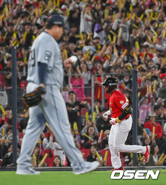 [OSEN=광주, 이석우 기자] 6일 광주-기아 챔피언스필드에서 2026 신한 SOL KBO 리그 KIA 타이거즈와 한화 이글스의 경기가 열렸다.홈팀 KIA는 올러가, 방문팀 한화는 류현진이 선발 출전했다.KIA 타이거즈 아데를린이 6회말 2사 좌중월 솔로 홈런을 치고 그라운드를 돌고 있다. 2026.05.06 / foto0307@osen.co.kr