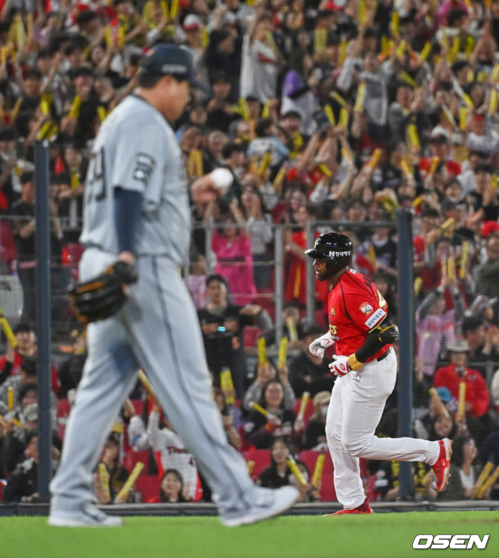 6일 광주-기아 챔피언스필드에서 2026 신한 SOL KBO 리그 KIA 타이거즈와 한화 이글스의 경기가 열렸다.홈팀 KIA는 올러가, 방문팀 한화는 류현진이 선발 출전했다.KIA 타이거즈 아데를린이 6회말 2사 좌중월 솔로 홈런을 치고 그라운드를 돌고 있다. 2026.05.06 / foto0307@osen.co.kr
