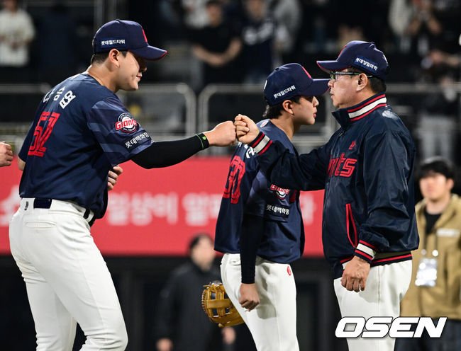 [OSEN=수원, 조은정 기자]롯데가 도박 징계를 마친 고승민, 나승엽의 활약을 앞세워 기분 좋은 대승을 거뒀다.&nbsp;프로야구 롯데 자이언츠는 6일 수원KT위즈파크에서 열린 2026 신한 SOL KBO리그 KT 위즈와의 시즌 4차전에서 8-1 완승을 거뒀다.&nbsp;롯데 김태형 감독이 나승엽과 승리를 기뻐하고 있다. 2026.05.06 /cej@osen.co.kr