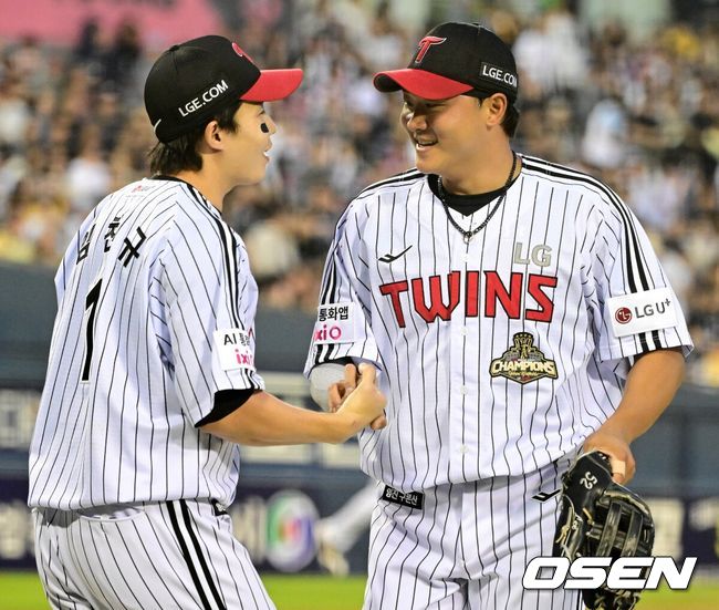 [OSEN=잠실, 지형준 기자]3회초 수비를 마치고 LG 임찬규가 호수비를 펼친 이재원과 이야기를 나누고 있다. 2026.05.06&nbsp;/ jpnews@osen.co.kr