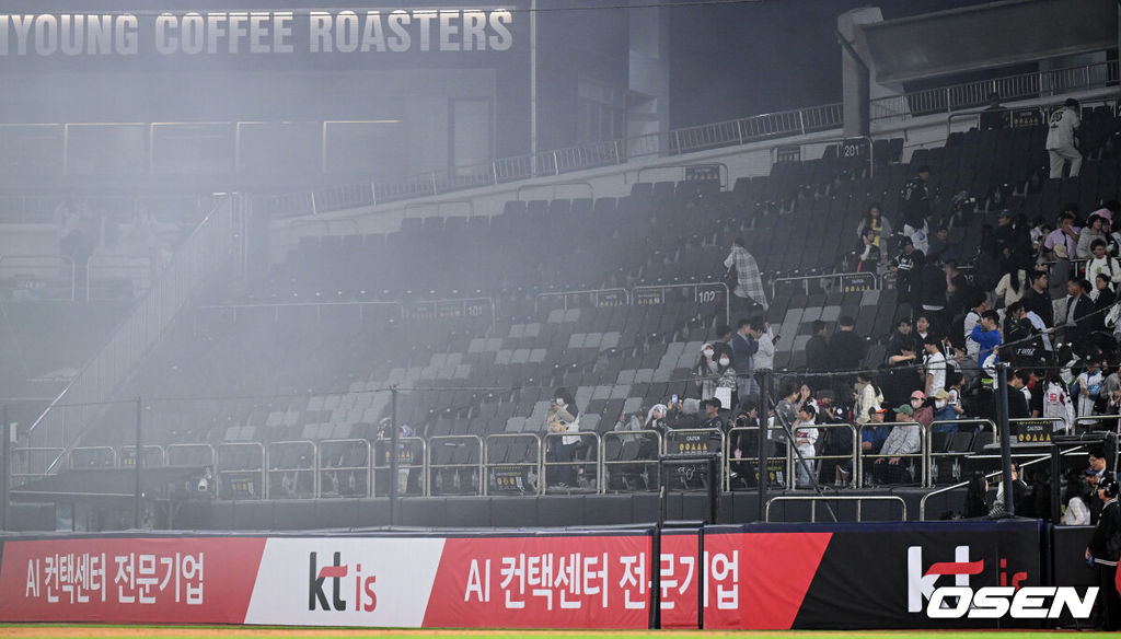 6일 경기도 수원 KT위즈파크에서 2026 신한 SOL KBO리그 KT 위즈와 롯데 자이언츠의 경기가 열렸다.이날 KT는 보쉴리, 롯데는 비슬리를 선발투수로 내세웠다.수원구장 외부 쓰레기 소각장 화재로 연기가 구장에 들어차 경기가 중단되고 있다. 진화는 완료 됐다. 2026.05.06 /cej@osen.co.kr