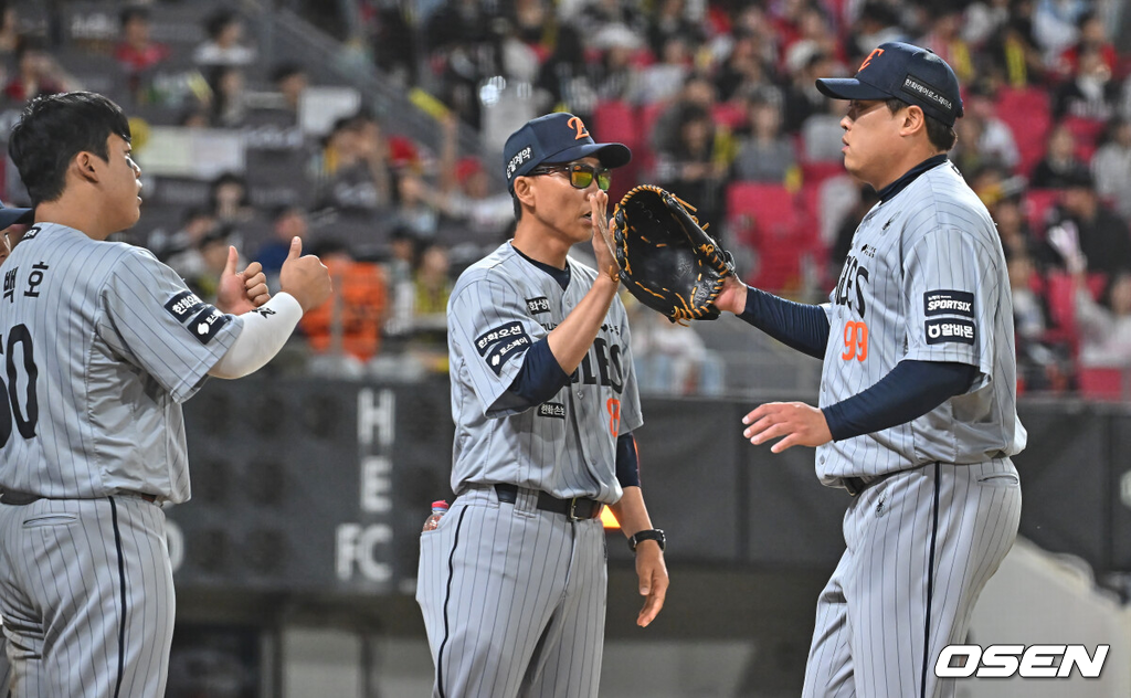 6일 광주-기아 챔피언스필드에서 2026 신한 SOL KBO 리그 KIA 타이거즈와 한화 이글스의 경기가 열렸다.홈팀 KIA는 올러가, 방문팀 한화는 류현진이 선발 출전했다.한화 이글스 선발투수 류현진이 5회말 수비를 무실점으로 막고 하이파이브를 하고 있다. 2026.05.06 / foto0307@osen.co.kr