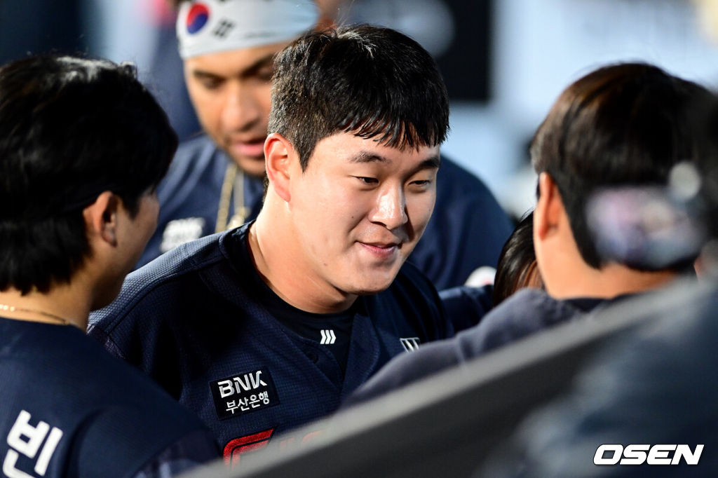 6일 경기도 수원 KT위즈파크에서 2026 신한 SOL KBO리그 KT 위즈와 롯데 자이언츠의 경기가 열렸다.이날 KT는 보쉴리, 롯데는 비슬리를 선발투수로 내세웠다.6회초 1사 1루에서 롯데 나승엽이 달아나는 투런 홈런을 날린 뒤 더그아웃에서 환영을 받고 있다. 2026.05.06 /cej@osen.co.kr