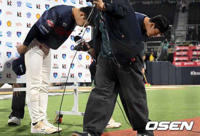 [OSEN=수원, 조은정 기자]롯데가 도박 징계를 마친 고승민, 나승엽의 활약을 앞세워 기분 좋은 대승을 거뒀다.&nbsp;프로야구 롯데 자이언츠는 6일 수원KT위즈파크에서 열린 2026 신한 SOL KBO리그 KT 위즈와의 시즌 4차전에서 8-1 완승을 거뒀다.&nbsp;롯데 고승민, 나승엽이 수훈선수 인터뷰를 마친 뒤 고개 숙여 인사를 하고 있다. 2026.05.06 /cej@osen.co.kr