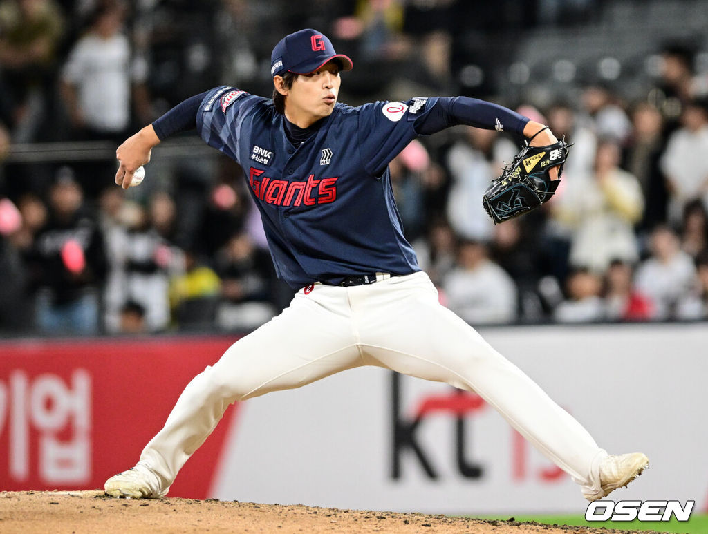 6일 경기도 수원 KT위즈파크에서 2026 신한 SOL KBO리그 KT 위즈와 롯데 자이언츠의 경기가 열렸다.이날 KT는 보쉴리, 롯데는 비슬리를 선발투수로 내세웠다.9회말 롯데 구승민이 역투하고 있다. 2026.05.06 /cej@osen.co.kr