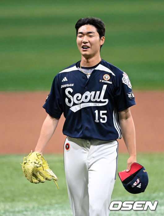 [OSEN=고척, 이대선 기자] 두산 베어스는 3일 서울 고척스카이돔에서 열린 2026 신한 SOL KBO리그 키움 히어로즈와의 원정경기에서 14-3으로 대승을 거뒀다.9회말 두산 두산 최주형이 키움 송지후를 삼진으로 처리하고 환호하고 있다. 2026.05.03 /sunday@osen.co.kr