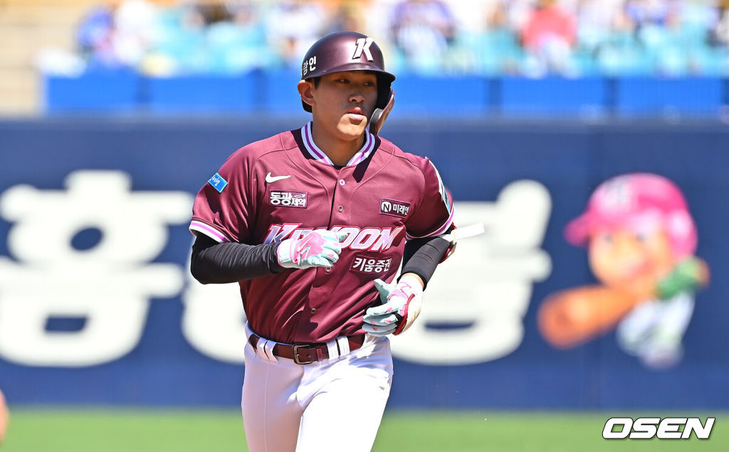 5일 대구삼성라이온즈파크에서 2026 신한 SOL KBO 리그 삼성 라이온즈와 키움 히어로즈의 경기가 열렸다. 홈팀 삼성은 오러클린이, 방문팀 키움은 오석주가 선발 출전했다. 키움 히어로즈 양현종이 2회초 1사 좌월 솔로 홈런을 치고 그라운드를 돌고 있다. 2026.05.05 / foto0307@osen.co.kr
