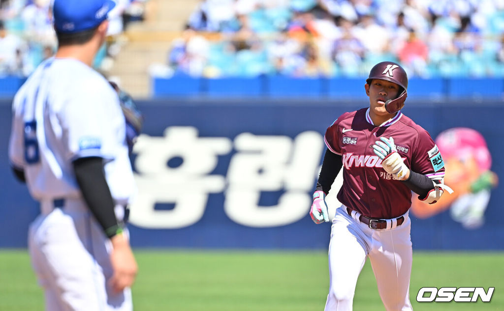 5일 대구삼성라이온즈파크에서 2026 신한 SOL KBO 리그 삼성 라이온즈와 키움 히어로즈의 경기가 열렸다. 홈팀 삼성은 오러클린이, 방문팀 키움은 오석주가 선발 출전했다. 키움 히어로즈 양현종이 2회초 1사 좌월 솔로 홈런을 치고 그라운드를 돌고 있다. 2026.05.05 / foto0307@osen.co.kr