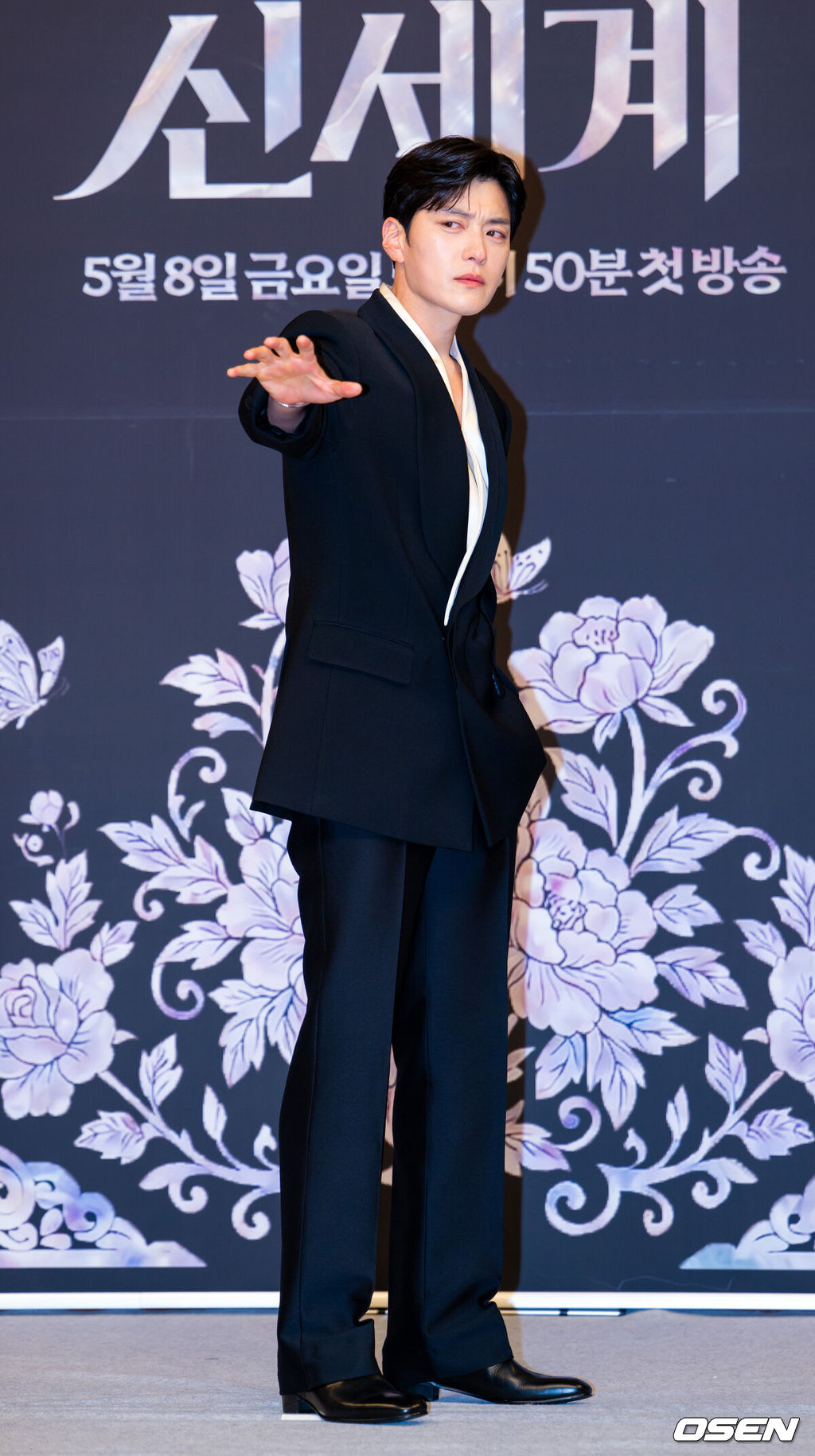 7일 오후 서울 양천구 목동 SBS 방송센터 SBS홀에서 SBS 새 금토드라마 '멋진 신세계' 제작발표회가 열렸다.'멋진 신세계'는 희대의 조선 악녀 영혼이 씌어 '악질' 해진 무명배우 신서리(임지연 분)와 자본주의가 낳은 괴물이라 불리는 악질 재벌 차세계(허남준 분)의 일촉즉발 전쟁 같은 로맨스 코미디 드라마다.배우 장승조가 포즈를 취하고 있다. 2026.05.07 / rumi@osen.co.kr