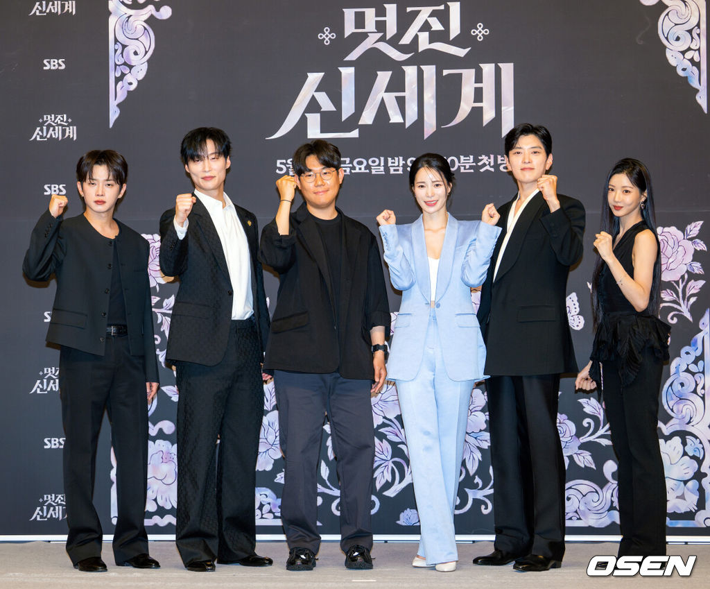 7일 오후 서울 양천구 목동 SBS 방송센터 SBS홀에서 SBS 새 금토드라마 '멋진 신세계' 제작발표회가 열렸다.'멋진 신세계'는 희대의 조선 악녀 영혼이 씌어 '악질' 해진 무명배우 신서리(임지연 분)와 자본주의가 낳은 괴물이라 불리는 악질 재벌 차세계(허남준 분)의 일촉즉발 전쟁 같은 로맨스 코미디 드라마다.한태섭 감독과 배우 임지연, 허남준, 장승조, 김민석,이세희가 포즈를 취하고 있다. 2026.05.07 / rumi@osen.co.kr