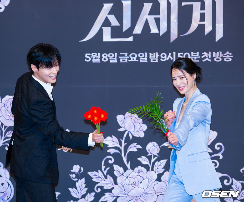 7일 오후 서울 양천구 목동 SBS 방송센터 SBS홀에서 SBS 새 금토드라마 '멋진 신세계' 제작발표회가 열렸다.'멋진 신세계'는 희대의 조선 악녀 영혼이 씌어 '악질' 해진 무명배우 신서리(임지연 분)와 자본주의가 낳은 괴물이라 불리는 악질 재벌 차세계(허남준 분)의 일촉즉발 전쟁 같은 로맨스 코미디 드라마다.배우 허남준과 임지연이 포즈를 취하고 있다. 2026.05.07 / rumi@osen.co.kr