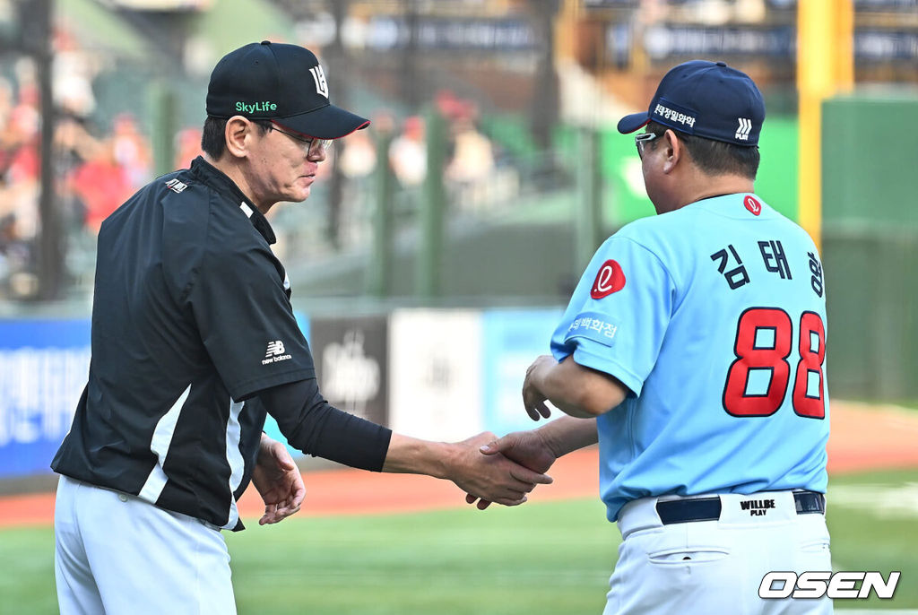12일 부산 사직야구장에서 2024 신한 SOL 뱅크 KBO 리그 롯데 자이언츠와 KT 위즈의 경기가 열렸다. 홈팀 롯데는 박세웅이 선발 출전하고 KT 위즈는 고영표가 선발 출전했다.롯데 자이언츠 김태형 감독이 KT 위즈 이강철 감독과 인사를 하고 있다. 2024.07.12 / foto0307@osen.co.kr
