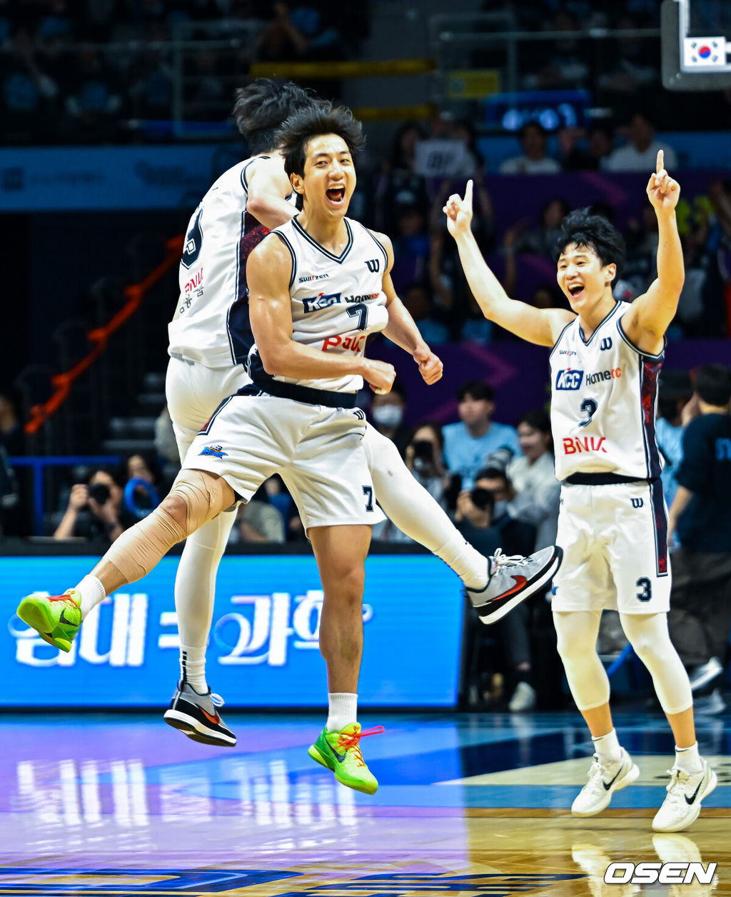 7일 오후 경기도 고양소노아레나에서 2025-26 LG전자 프로농구 챔피언결정전 2차전 고양 소노 스카이거너스와 부산 KCC의 경기가 열렸다.한편 지난 5일 고양에서 열린 챔피언결정 1차전에서 KCC는 소노를 꺾고 1차전 기선 제압에 성공했다.4쿼터 KCC 허훈이 3점슛에 성공한 후 송교창, 허웅과 기뻐하고 있다. 2026.05.07 / rumi@osen.co.kr
