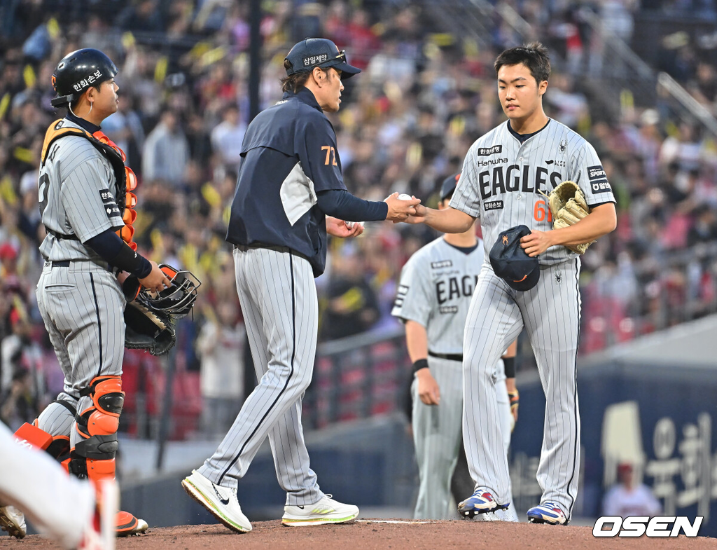 7일 광주-기아 챔피언스필드에서 2026 신한 SOL KBO 리그 KIA 타이거즈와 한화 이글스의 경기가 열렸다.홈팀 KIA는 양현종이, 방문팀 한화는 정우주가 선발 출전했다.한화 이글스 선발투수 정우주가 2회말 2사 만루 밀어내기로 2실점한 후 교체되고 있다. 2026.05.07 / foto0307@osen.co.kr