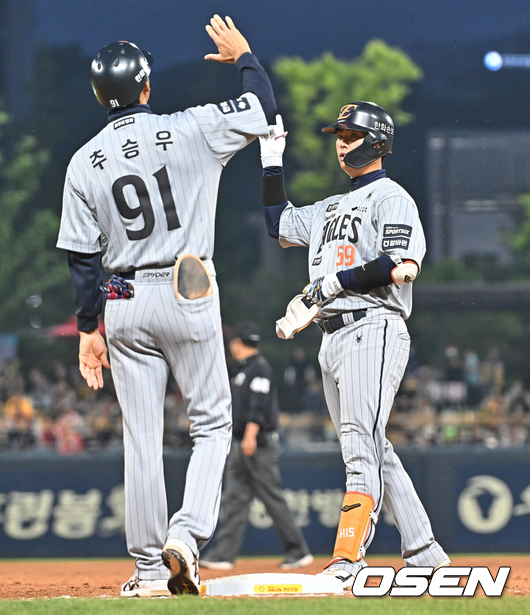 [OSEN=광주, 이석우 기자] 7일 광주-기아 챔피언스필드에서 2026 신한 SOL KBO 리그 KIA 타이거즈와 한화 이글스의 경기가 열렸다.홈팀 KIA는 양현종이, 방문팀 한화는 정우주가 선발 출전했다.한화 이글스 허인서가 3회초 1사 만루 중견수 앞 역전 2타점 안타를 치고 세리머니를 하고 있다. 2026.05.07 / foto0307@osen.co.kr