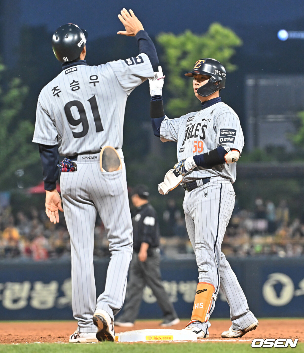 7일 광주-기아 챔피언스필드에서 2026 신한 SOL KBO 리그 KIA 타이거즈와 한화 이글스의 경기가 열렸다.홈팀 KIA는 양현종이, 방문팀 한화는 정우주가 선발 출전했다.한화 이글스 허인서가 3회초 1사 만루 중견수 앞 역전 2타점 안타를 치고 세리머니를 하고 있다. 2026.05.07 / foto0307@osen.co.kr