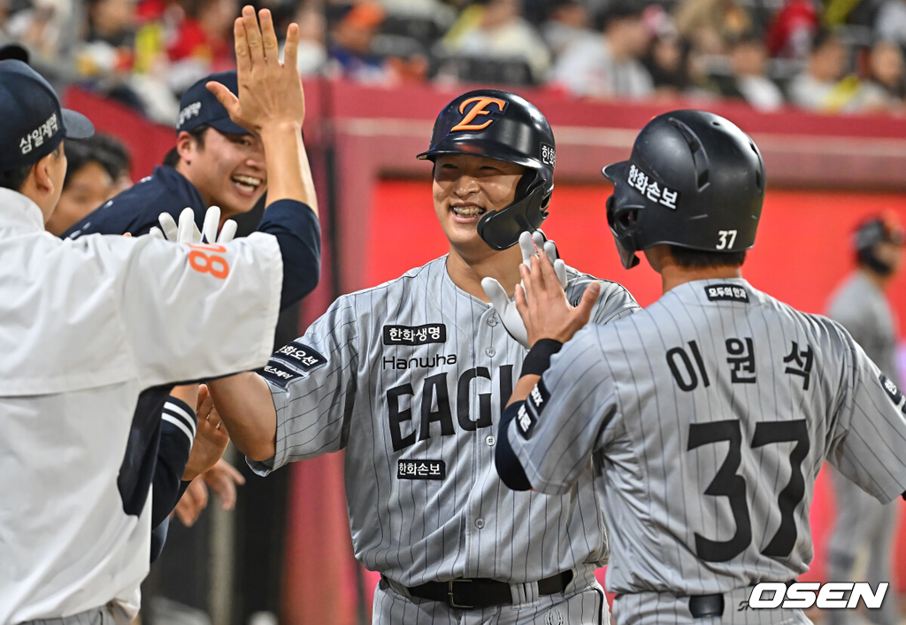7일 광주-기아 챔피언스필드에서 2026 신한 SOL KBO 리그 KIA 타이거즈와 한화 이글스의 경기가 열렸다.홈팀 KIA는 양현종이, 방문팀 한화는 정우주가 선발 출전했다.한화 이글스 이진영이 6회초 좌익수 그라운드 홈런을 치고 하이파이브를 하고 있다. 2026.05.07 / foto0307@osen.co.kr