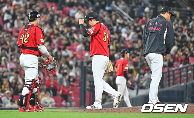 [OSEN=광주, 이석우 기자] 7일 광주-기아 챔피언스필드에서 2026 신한 SOL KBO 리그 KIA 타이거즈와 한화 이글스의 경기가 열렸다.홈팀 KIA는 양현종이, 방문팀 한화는 정우주가 선발 출전했다.KIA 타이거즈 선발투수 양현종이 5회초 교체되고 있다. 2026.05.07 / foto0307@osen.co.kr