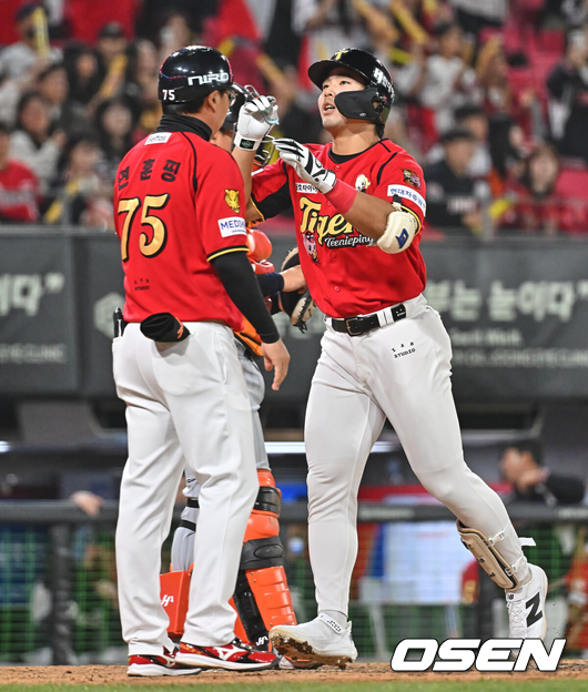 [OSEN=광주, 이석우 기자] 7일 광주-기아 챔피언스필드에서 2026 신한 SOL KBO 리그 KIA 타이거즈와 한화 이글스의 경기가 열렸다.홈팀 KIA는 양현종이, 방문팀 한화는 정우주가 선발 출전했다.KIA 타이거즈 한승연이 7회말 무사 좌월 솔로 홈런을 치고 하이파이브를 하고 있다. 2026.05.07 / foto0307@osen.co.kr