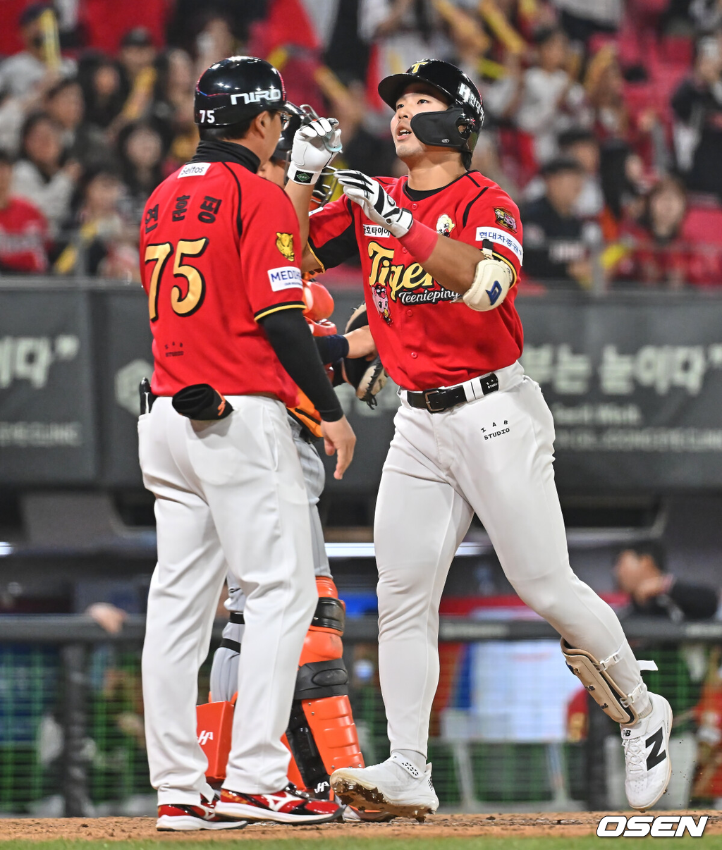 7일 광주-기아 챔피언스필드에서 2026 신한 SOL KBO 리그 KIA 타이거즈와 한화 이글스의 경기가 열렸다.홈팀 KIA는 양현종이, 방문팀 한화는 정우주가 선발 출전했다.KIA 타이거즈 한승연이 7회말 무사 좌월 솔로 홈런을 치고 하이파이브를 하고 있다. 2026.05.07 / foto0307@osen.co.kr