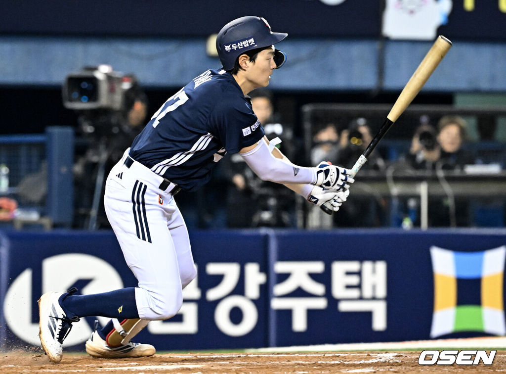 7일 서울 잠실야구장에서 ‘2026 신한 SOL KBO리그’ LG 트윈스와 두산 베어스의 경기가 열렸다.홈팀 LG는 톨허스트, 방문팀 두산은 최민석을 선발로 내세웠다. 8회초 1사 2,3루에서 두산 박지훈이 역전 2타점 적시타를 날리고 있다. 2026.05.07 /cej@osen.co.kr