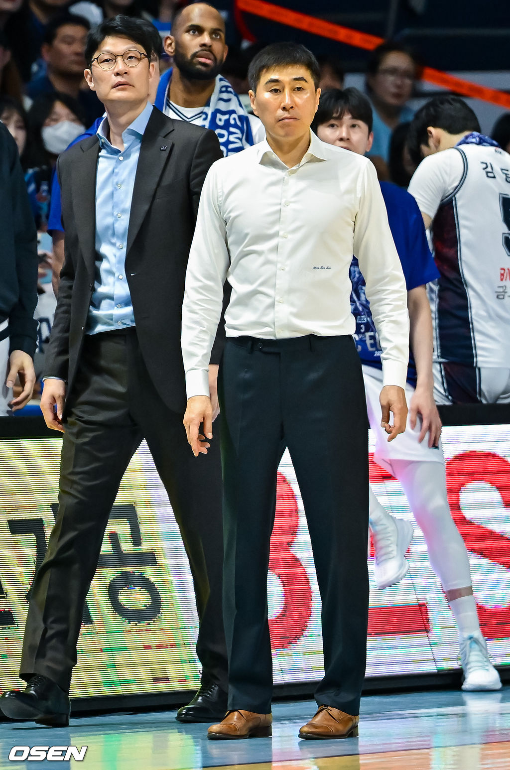 7일 오후 경기도 고양소노아레나에서 2025-26 LG전자 프로농구 챔피언결정전 2차전 고양 소노 스카이거너스와 부산 KCC의 경기가 열렸다.이 경기에서 부산 KCC는 고양 소노를 96-78로 제압했다. 1차전에 이어 2차전까지 가져간 KCC는 원정 2연전을 모두 승리로 마치고 부산으로 향하게 됐다.4쿼터 KCC 이상민 감독이 경기를 주시하고 있다. 2026.05.07 / rumi@osen.co.kr
