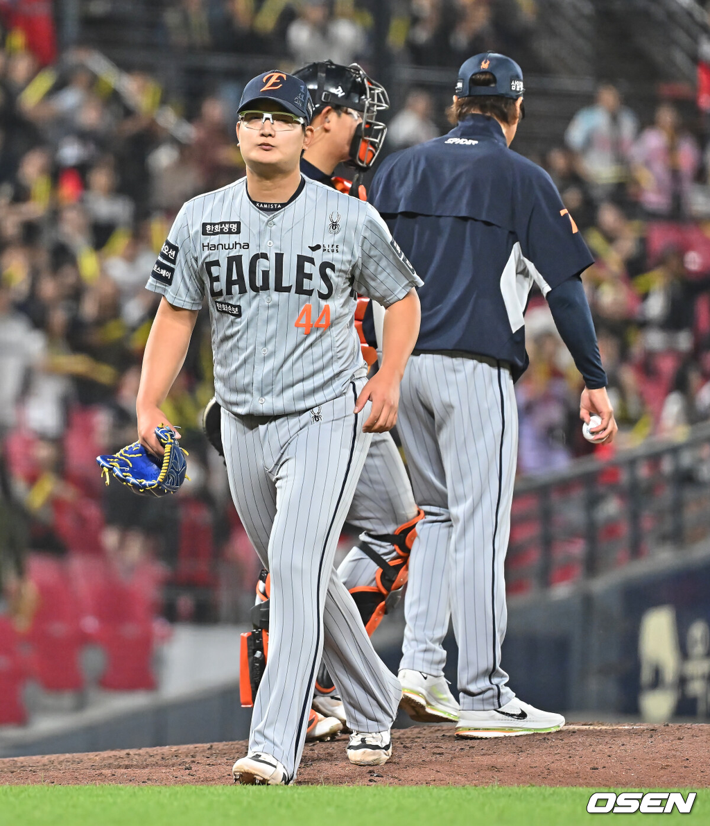7일 광주-기아 챔피언스필드에서 2026 신한 SOL KBO 리그 KIA 타이거즈와 한화 이글스의 경기가 열렸다.홈팀 KIA는 양현종이, 방문팀 한화는 정우주가 선발 출전했다.한화 이글스 김서현이 9회말 2실점 후 교체되고 있다. 2026.05.07 / foto0307@osen.co.kr