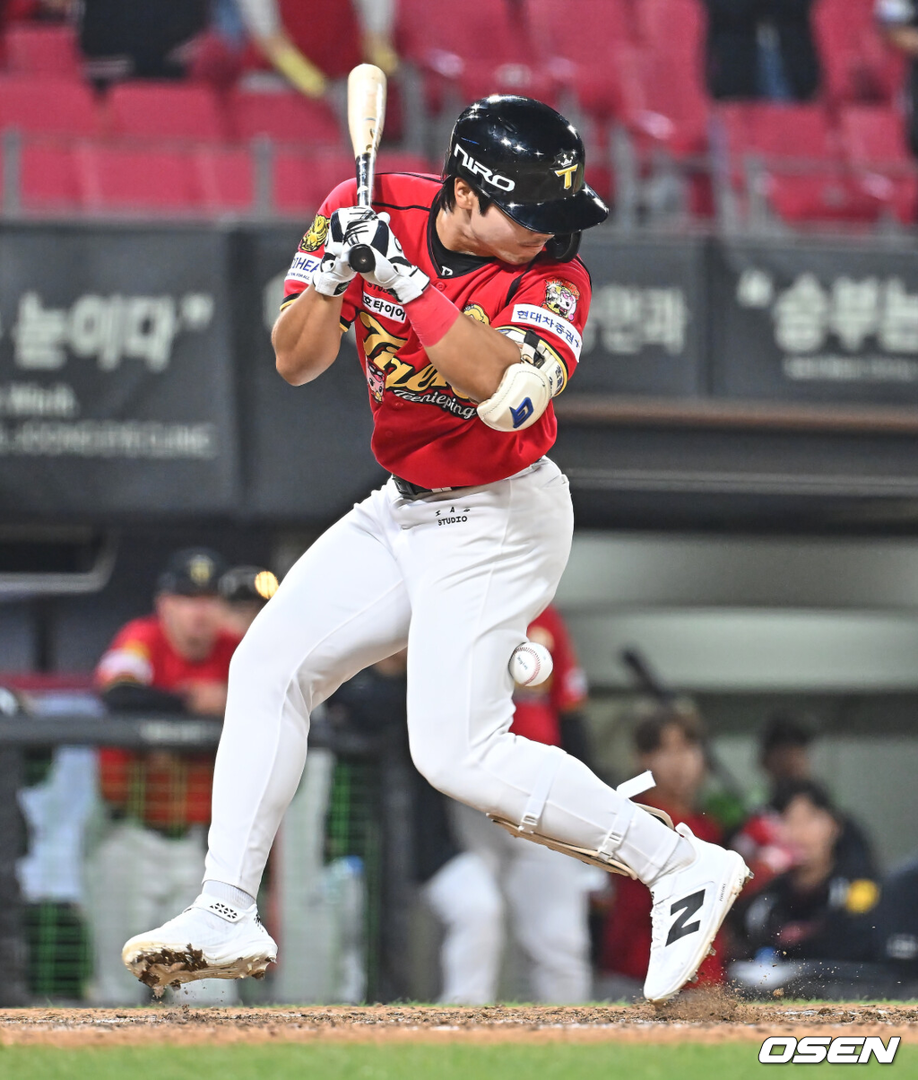 7일 광주-기아 챔피언스필드에서 2026 신한 SOL KBO 리그 KIA 타이거즈와 한화 이글스의 경기가 열렸다.홈팀 KIA는 양현종이, 방문팀 한화는 정우주가 선발 출전했다.KIA 타이거즈 한승연이 9회말 무사 1루 한화 이글스 김서현의 투구에 맞고 있다. 2026.05.07 / foto0307@osen.co.kr