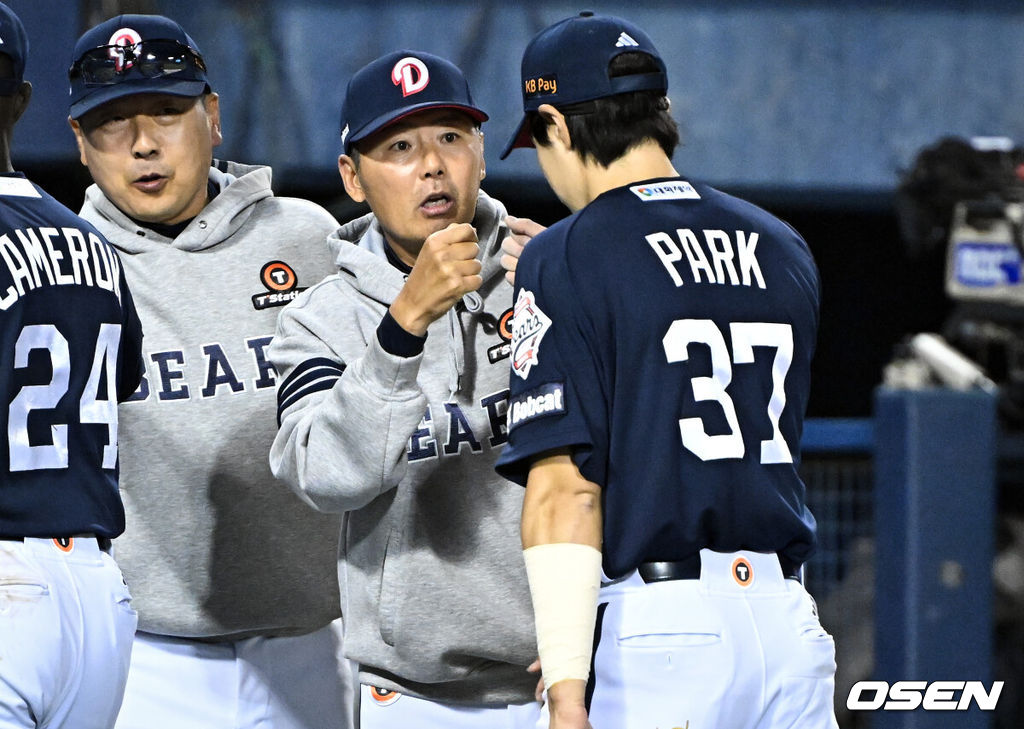프로야구 두산 베어스가 LG 트윈스를 꺾고 스윕을 모면했다.두산은 7일 서울 잠실구장에서 열린 2026 KBO리그 LG와 경기에서 3-2 한 점 차 승리를 거뒀다. 8회 박지훈의 역전 2타점 적시타와 박준순의 적시타가 터졌다.경기 종료 후 두산 김원형 감독이 박지훈과 승리를 기뻐하고 있다. 2026.05.07 /cej@osen.co.kr