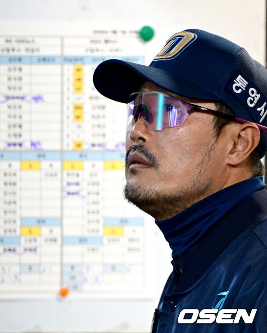 [OSEN=인천, 최규한 기자] 7일 인천 SSG랜더스 필드에서 ‘2025 신한 SOL Bank KBO리그’ SSG 랜더스와 NC 다이노스의 경기가 열렸다.홈팀 SSG은 타케다 쇼타, 방문팀 NC는 커티스 테일러를 선발로 내세웠다.6회초 공격을 앞두고 SSG 이호준 감독이 그라운드를 주시하고 있다. 2026.05.07 / dreamer@osen.co.kr
