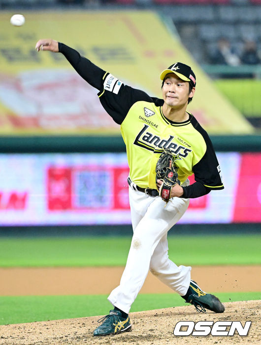 [OSEN=인천, 최규한 기자] 7일 인천 SSG랜더스 필드에서 ‘2025 신한 SOL Bank KBO리그’ SSG 랜더스와 NC 다이노스의 경기가 열렸다.홈팀 SSG은 타케다 쇼타, 방문팀 NC는 커티스 테일러를 선발로 내세웠다.4회초 SSG 선발 타케다 쇼타가 힘차게 공을 뿌리고 있다. 2026.05.07 / dreamer@osen.co.kr