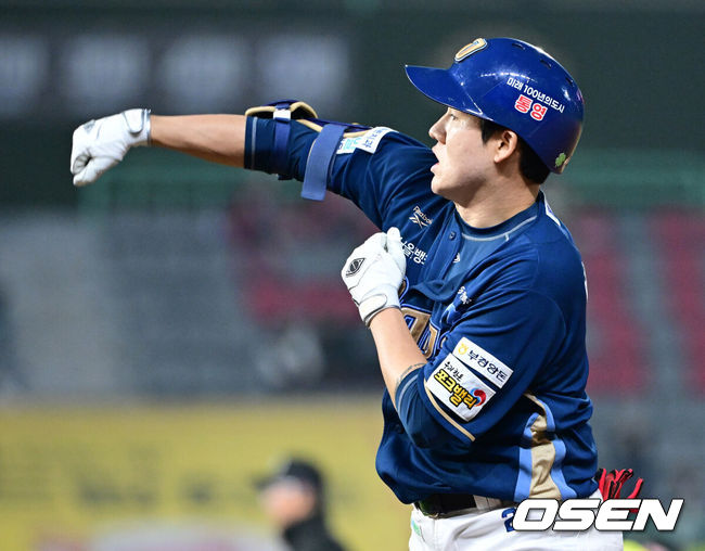 [OSEN=인천, 최규한 기자] 7일 인천 SSG랜더스 필드에서 ‘2025 신한 SOL Bank KBO리그’ SSG 랜더스와 NC 다이노스의 경기가 열렸다.홈팀 SSG은 타케다 쇼타, 방문팀 NC는 커티스 테일러를 선발로 내세웠다.4회초 2사 1, 2루 상황 NC 박민우가 달아나는 1타점 적시타를 날리고 1루에 안착해 기뻐하고 있다. 2026.05.07 / dreamer@osen.co.kr