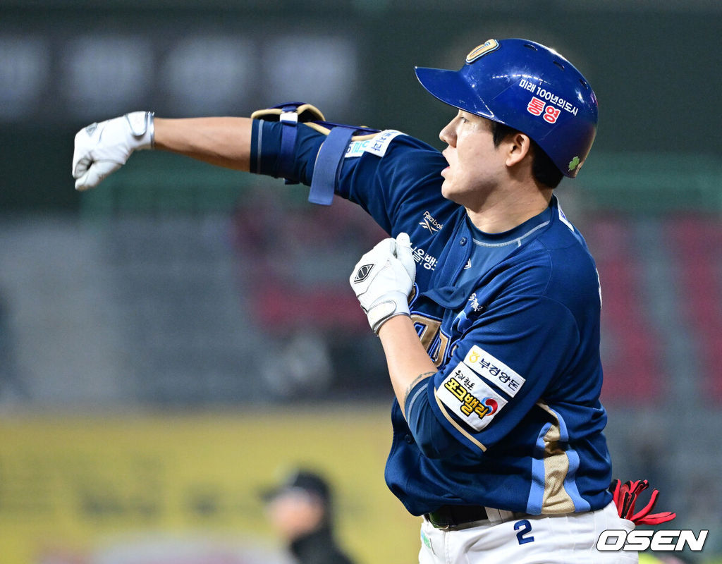 7일 인천 SSG랜더스 필드에서 ‘2025 신한 SOL Bank KBO리그’ SSG 랜더스와 NC 다이노스의 경기가 열렸다.홈팀 SSG은 타케다 쇼타, 방문팀 NC는 커티스 테일러를 선발로 내세웠다.4회초 2사 1, 2루 상황 NC 박민우가 달아나는 1타점 적시타를 날리고 1루에 안착해 기뻐하고 있다. 2026.05.07 / dreamer@osen.co.kr