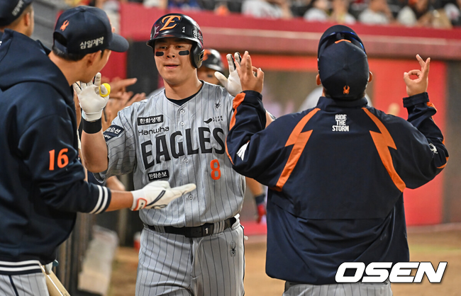 [OSEN=광주, 이석우 기자] 7일 광주-기아 챔피언스필드에서 2026 신한 SOL KBO 리그 KIA 타이거즈와 한화 이글스의 경기가 열렸다.홈팀 KIA는 양현종이, 방문팀 한화는 정우주가 선발 출전했다.한화 이글스 노시환이 6회초 1사 1,3루 우월 3점 홈런을 치고 하이파이브를 하고 있다. 2026.05.07 / foto0307@osen.co.kr