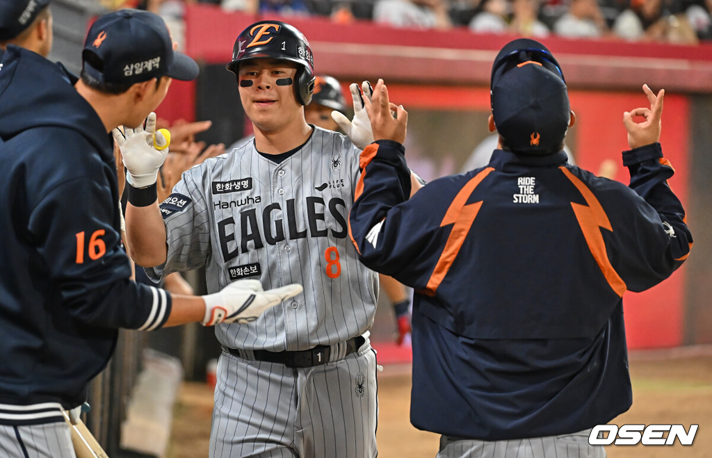 7일 광주-기아 챔피언스필드에서 2026 신한 SOL KBO 리그 KIA 타이거즈와 한화 이글스의 경기가 열렸다.홈팀 KIA는 양현종이, 방문팀 한화는 정우주가 선발 출전했다.한화 이글스 노시환이 6회초 1사 1,3루 우월 3점 홈런을 치고 하이파이브를 하고 있다. 2026.05.07 / foto0307@osen.co.kr