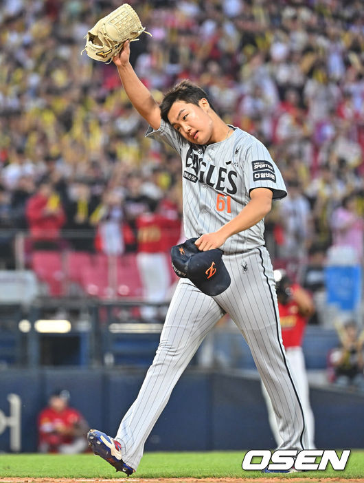 [OSEN=광주, 이석우 기자] 7일 광주-기아 챔피언스필드에서 2026 신한 SOL KBO 리그 KIA 타이거즈와 한화 이글스의 경기가 열렸다. 홈팀 KIA는 양현종이, 방문팀 한화는 정우주가 선발 출전했다.한화 이글스 선발투수 정우주가 2회말 2사 만루 밀어내기로 2실점한 후 교체되고 있다. 2026.05.07 / foto0307@osen.co.kr