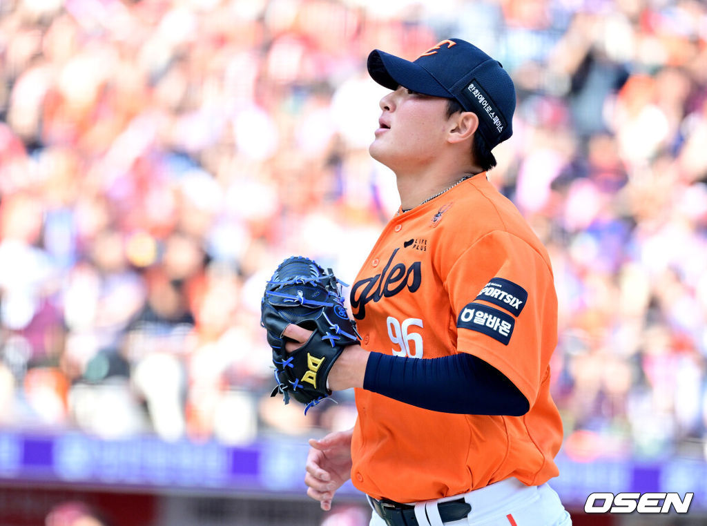 28일 대전 한화생명볼파크에서 ‘2026 신한 SOL KBO리그’ 개막전 한화 이글스와 키움 히어로즈의 맞대결이 열렸다.홈팀 한화는 윌켈 에르난데스, 방문팀 키움은 라울 알칸타라를 선발로 내세웠다. 6회초 2사 2루 상황 키움 박한결을 삼진으로 이끌며 실점없이 이닝을 막아낸 한화 투수 박준영이 더그아웃으로 향하고 있다. 2025.03.28 / dreamer@osen.co.kr