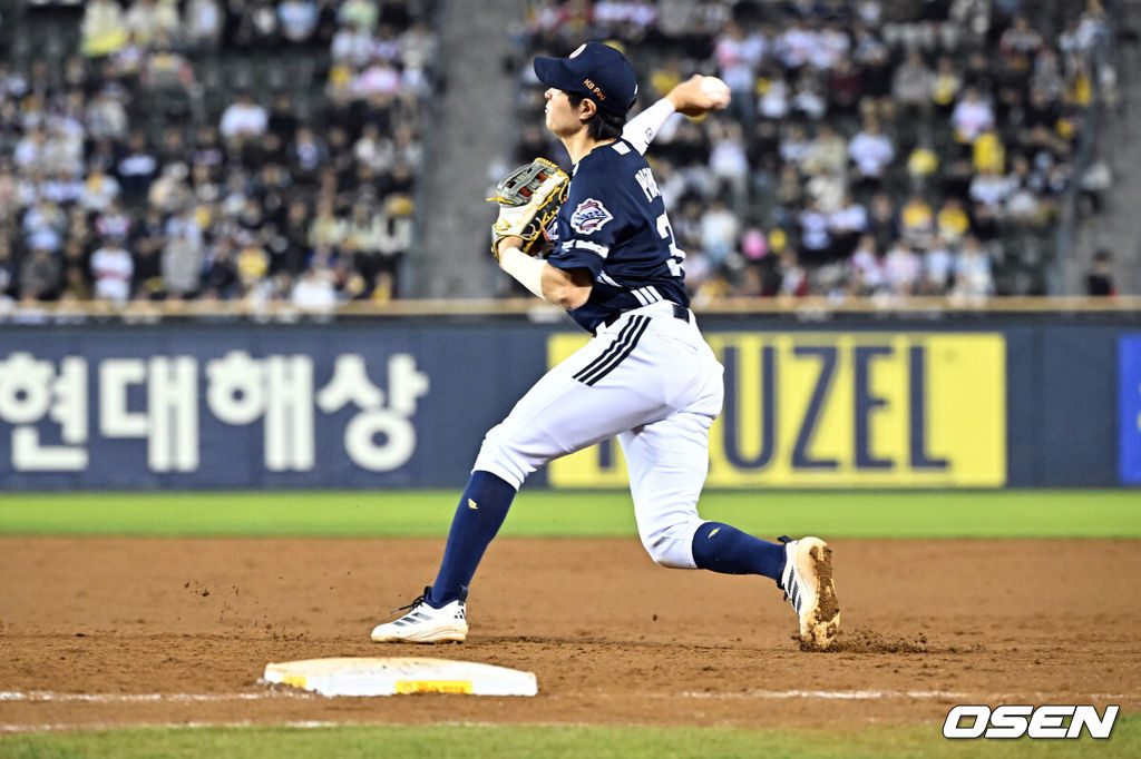 7일 서울 잠실야구장에서 ‘2026 신한 SOL KBO리그’ LG 트윈스와 두산 베어스의 경기가 열렸다.홈팀 LG는 톨허스트, 방문팀 두산은 최민석을 선발로 내세웠다. 8회말 무사 3루에서 두산 1루수 박지훈이 LG 오지환의 땅볼 때 야수 선택으로 출루를 허용하고 있다. 2026.05.07 /cej@osen.co.kr