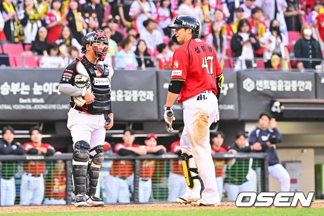 [OSEN=광주, 박준형 기자] 1일 오후 광주 북구 광주기아챔피언스필드에서 2026 신한 SOL KBO리그 KIA 타이거즈와 KT 위즈의 경기가 진행됐다.이날 KIA는 양현종을, KT는 고영표를 선발투수로 내세웠다.4회말 1사 1루 KIA 나성범이 루킹 삼진아웃된뒤 허탈한 표정을 짓고 있다. 2026.05.01 / soul1014@osen.co.kr