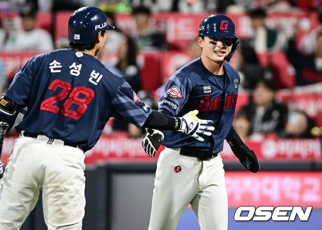 [OSEN=수원, 조은정 기자]6일 경기도 수원 KT위즈파크에서 2026 신한 SOL KBO리그 KT 위즈와 롯데 자이언츠의 경기가 열렸다.이날 KT는 보쉴리, 롯데는 비슬리를 선발투수로 내세웠다.6회초 1사 1,3루에서 롯데 윤동희가 전민재의 적시타에 득점을 올리고 있다.  2026.05.06 /cej@osen.co.kr