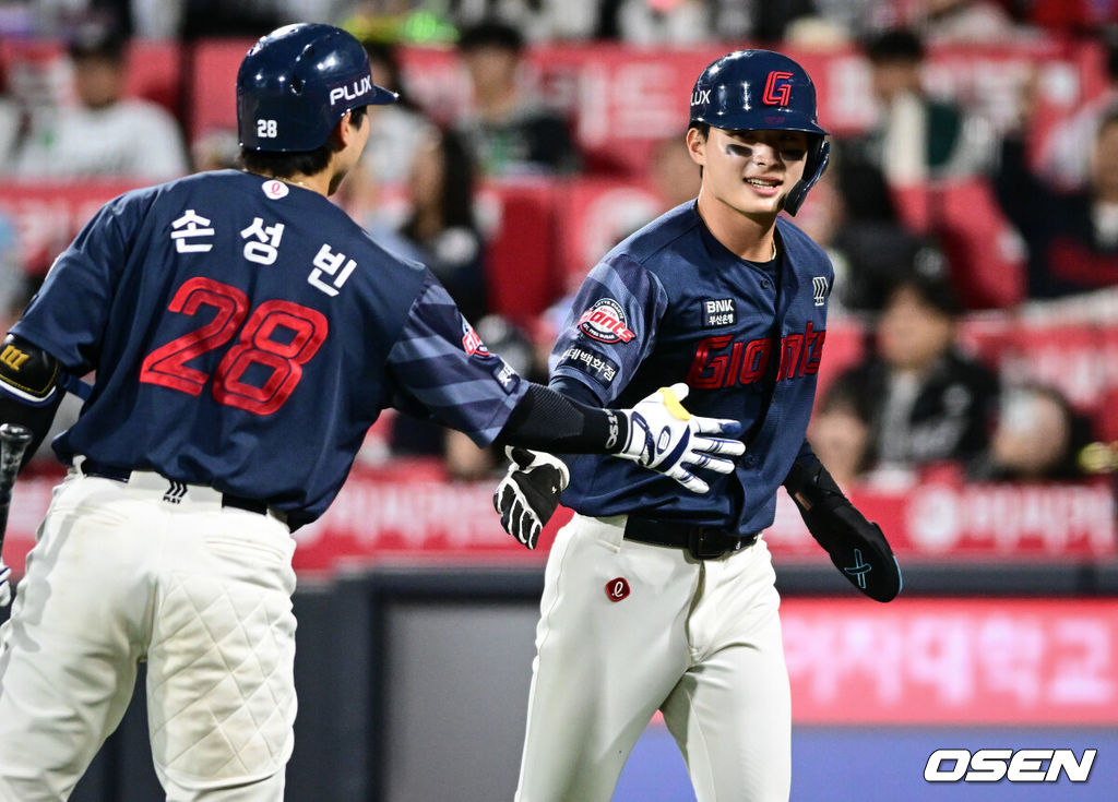 6일 경기도 수원 KT위즈파크에서 2026 신한 SOL KBO리그 KT 위즈와 롯데 자이언츠의 경기가 열렸다.이날 KT는 보쉴리, 롯데는 비슬리를 선발투수로 내세웠다.6회초 1사 1,3루에서 롯데 윤동희가 전민재의 적시타에 득점을 올리고 있다.  2026.05.06 /cej@osen.co.kr