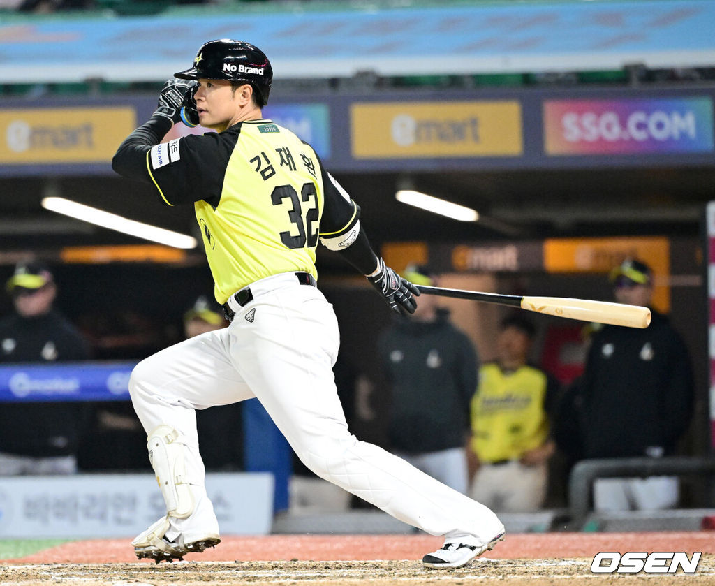 7일 인천 SSG랜더스 필드에서 ‘2025 신한 SOL Bank KBO리그’ SSG 랜더스와 NC 다이노스의 경기가 열렸다.홈팀 SSG은 타케다 쇼타, 방문팀 NC는 커티스 테일러를 선발로 내세웠다.7회말 2사 주자없는 상황 SSG 김재환이 외야 플라이를 치고 있다. 2026.05.07 / dreamer@osen.co.kr