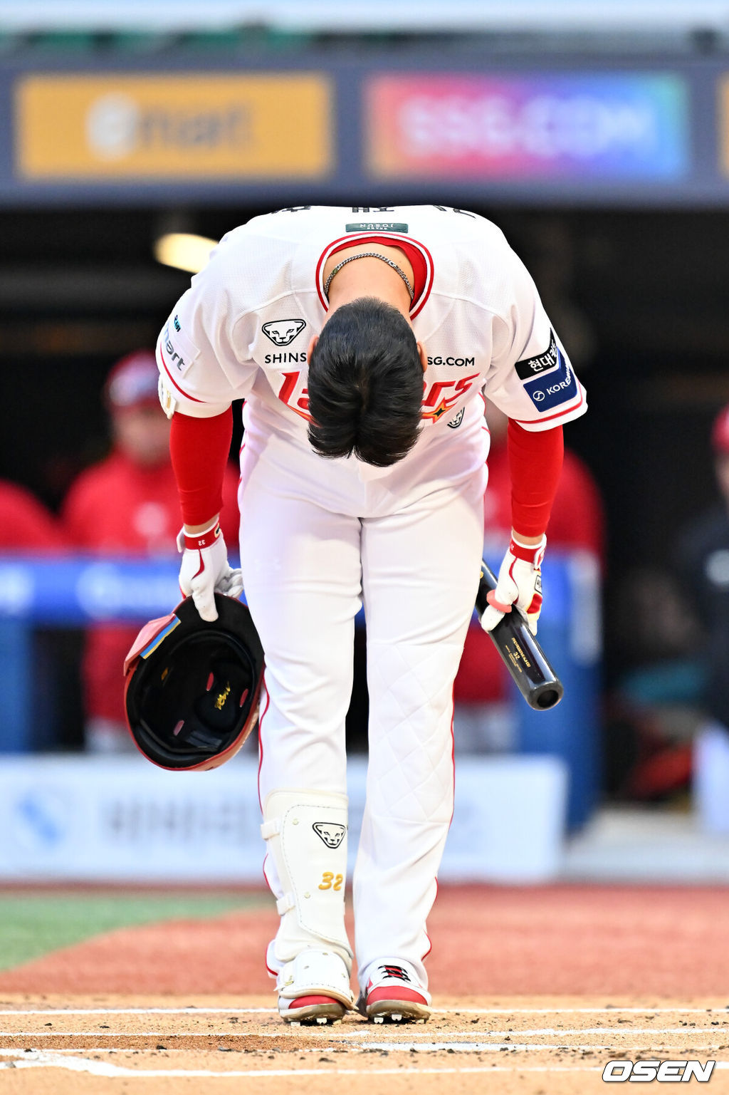 14일 오후 인천 SSG랜더스필드에서 ‘2026 신한 SOL Bank KBO리그' SSG 랜더스와 두산 베어스의 경기가 진행됐다.이날 SSG는 타케다를, 두산은 최민석을 선발투수로 내세웠다.1회말 무사 주자 1루 SSG 김재환이 타석에 들어서며 친정 두산팬들을 향해 고개 숙여 인사를 하고 있다. 2026.04.14 / rumi@osen.co.kr