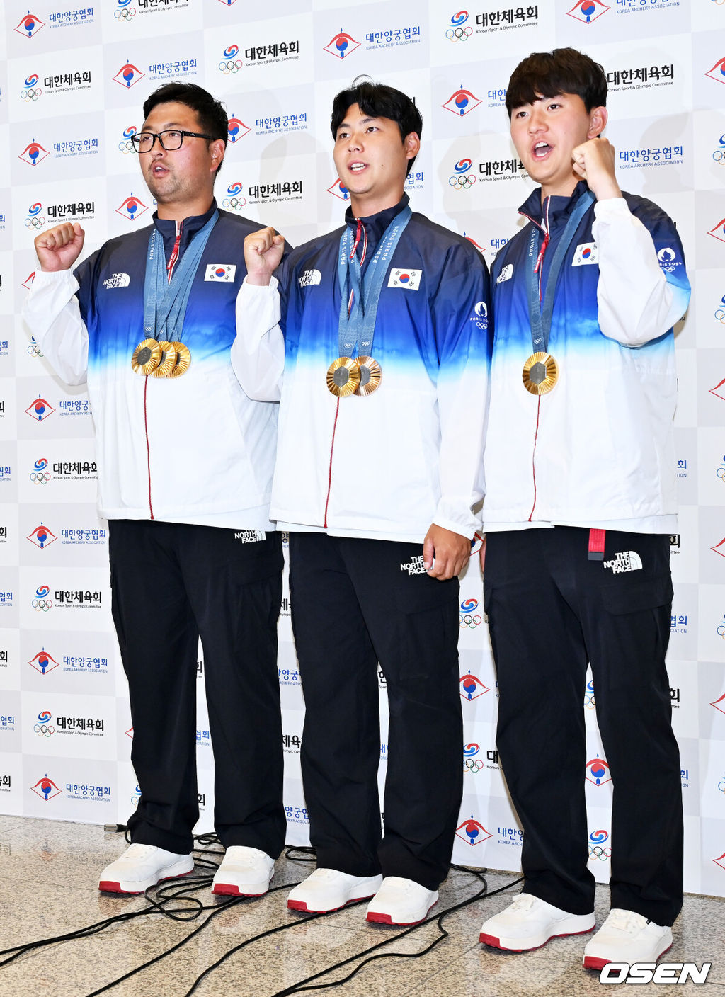 2024 파리 올림픽 양궁 대표팀이 6일 오전 인천국제공항을 통해 귀국했다.대한민국 양궁 국가대표팀은 2024 파리 올림픽에서 양궁 전 종목을 석권하며 금메달 5개·은메달 1개·동메달 1개라는 대기록을 썼다.양궁대표팀 김우진, 이우석, 김제덕이 입국장 옆에서 포즈를 취하고 있다. 2024.08.06 /rumi@osen.co.kr