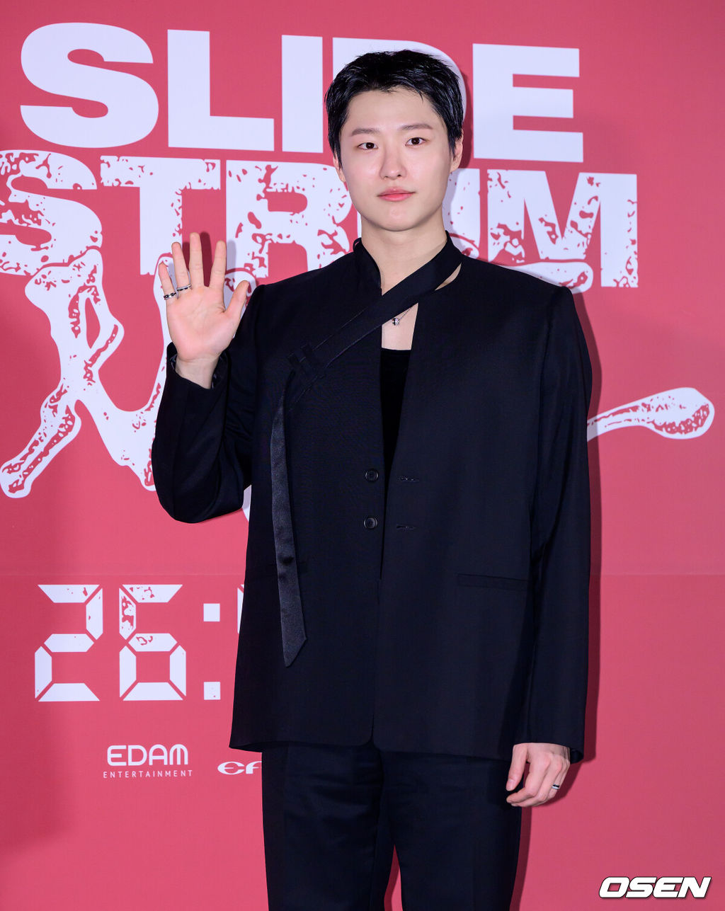 20일 오후 서울 용산구 CGV용산아이파크몰에서 영화 '슬라이드 스트럼 뮤트(Slide Strum Mute)' 언론 시사회가 열렸다.가수 우즈(WOODZ, 조승연)가 첫 연기 도전에 나선 ‘슬라이드 스트럼 뮤트’는 59분 분량의 단편 영화로, 우즈는 거부할 수 없는 기회와 선택 앞에서 내면의 깊은 욕망으로 질주하는 인물이자 주연 ‘우진’ 역을 맡았다. 오는 26일 개봉. 배우 우즈가 포토타임을 하고 있다. 2026.02.20 /jpnews@osen.co.kr