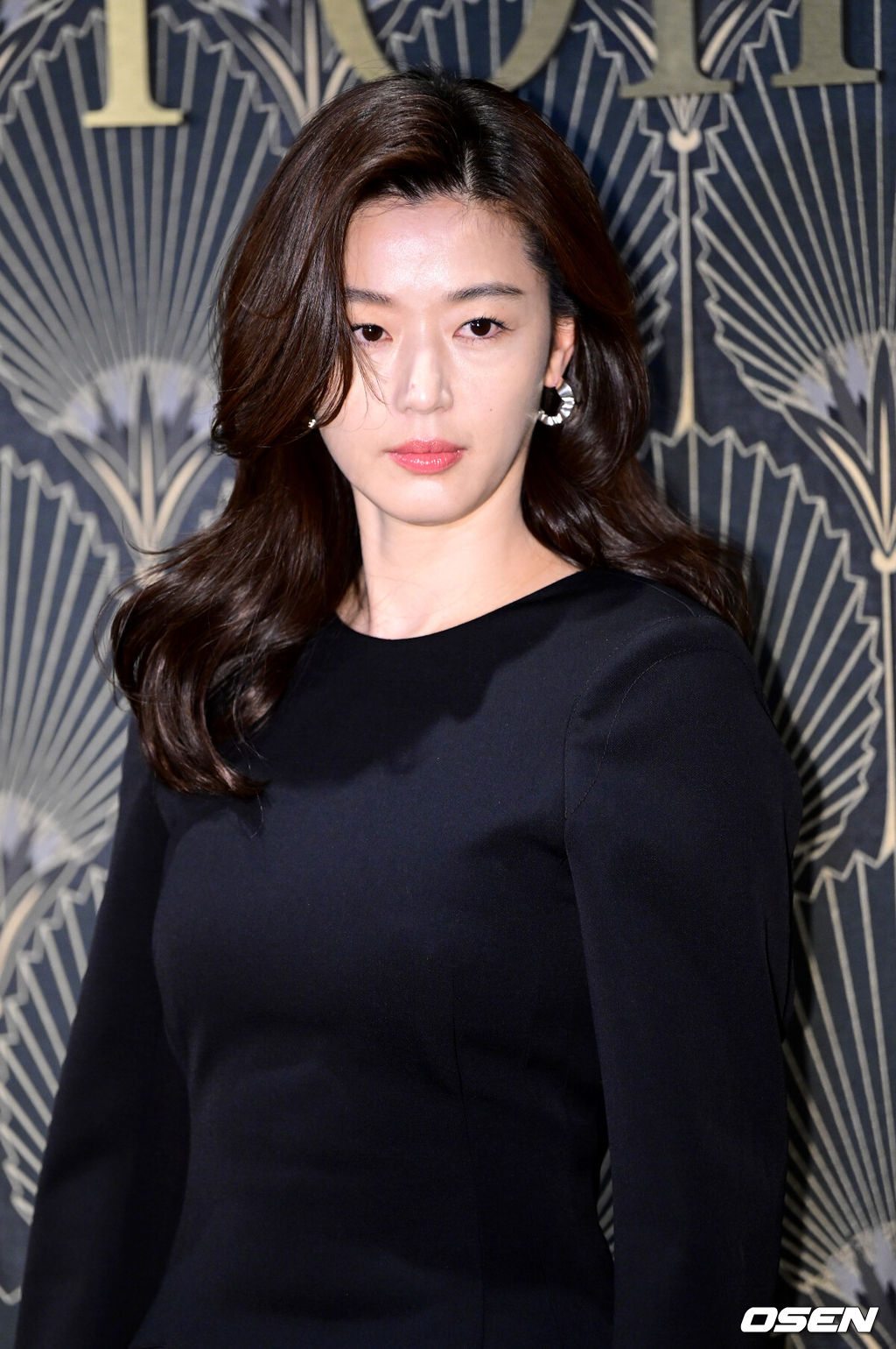 11일 오후 서울 메가박스 성수에서 해외 뷰티 브랜드 필름 프리뷰 이벤트가 열렸다.<br /><br />배우 전지현이 행사에 참석해 포즈를 취하고 있다. 2023.05.11 / dreamer@osen.co.kr