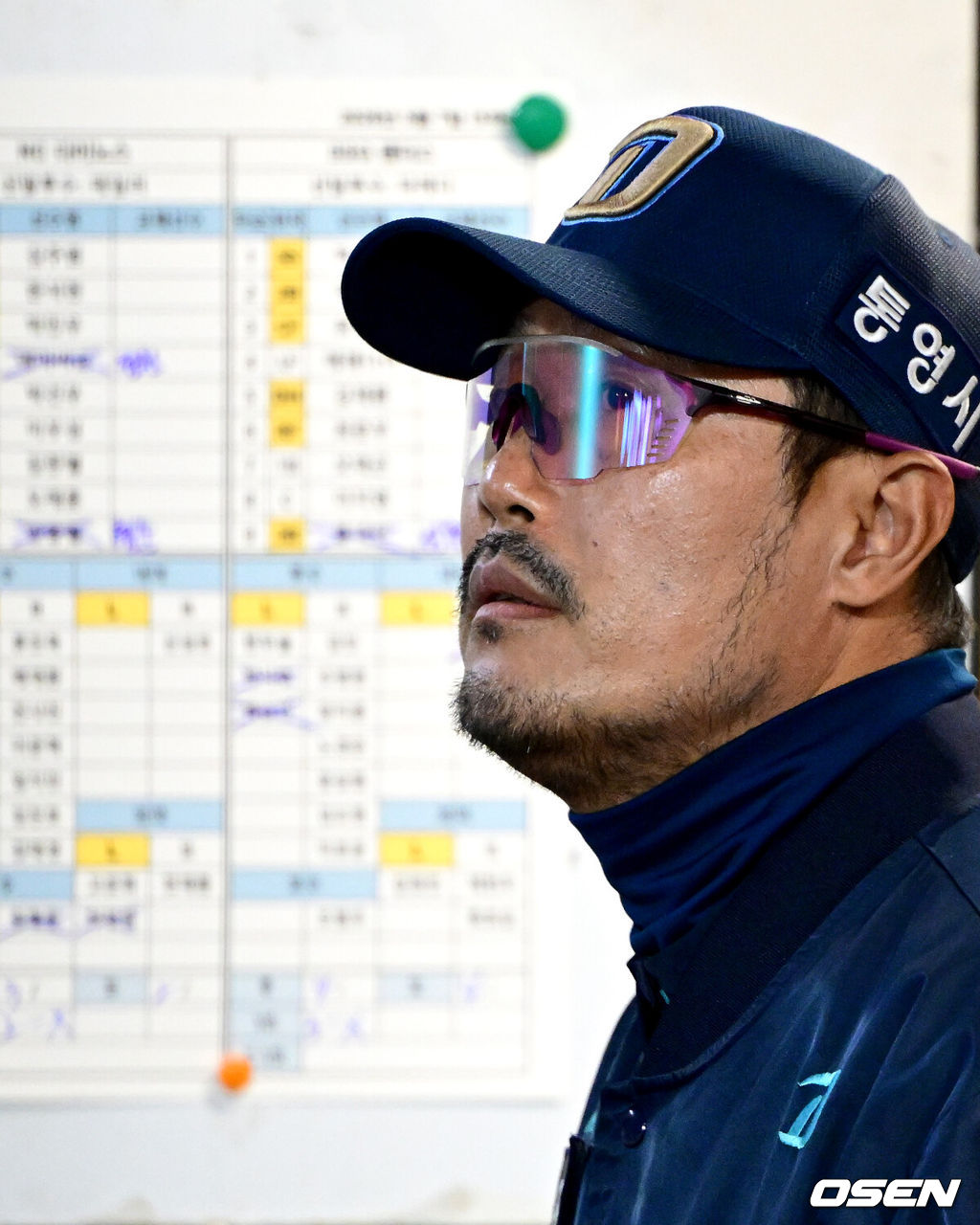 7일 인천 SSG랜더스 필드에서 ‘2025 신한 SOL Bank KBO리그’ SSG 랜더스와 NC 다이노스의 경기가 열렸다.홈팀 SSG은 타케다 쇼타, 방문팀 NC는 커티스 테일러를 선발로 내세웠다.6회초 공격을 앞두고 SSG 이호준 감독이 그라운드를 주시하고 있다. 2026.05.07 / dreamer@osen.co.kr